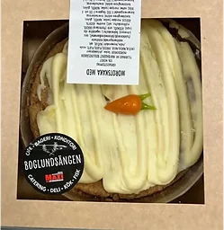 Morotskaka med färskosttopping